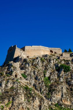 Palamidi 'nin ortaçağ Venedik kalesi, Acronafplia kalesi ve tarihi deniz kenti Nafplio, Argolida, Moreloponnese, Yunanistan' a tepeden bakan bir kale inşa etti.