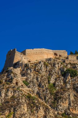 Palamidi 'nin ortaçağ Venedik kalesi, Acronafplia kalesi ve tarihi deniz kenti Nafplio, Argolida, Moreloponnese, Yunanistan' a tepeden bakan bir kale inşa etti.