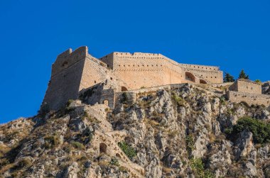 Palamidi 'nin ortaçağ Venedik kalesi, Acronafplia kalesi ve tarihi deniz kenti Nafplio, Argolida, Moreloponnese, Yunanistan' a tepeden bakan bir kale inşa etti.