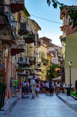 Nafplion 'un güzel dekore edilmiş sokaklarında geleneksel mimari binalar var. Nafplio şüphesiz Argolis, Moreloponnese, Yunanistan 'daki en huzurlu yerlerden biridir.