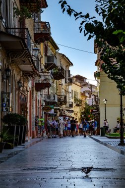 Nafplion 'un güzel dekore edilmiş sokaklarında geleneksel mimari binalar var. Nafplio şüphesiz Argolis, Moreloponnese, Yunanistan 'daki en huzurlu yerlerden biridir.
