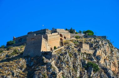 Palamidi 'nin ortaçağ Venedik kalesi, Acronafplia kalesi ve tarihi deniz kenti Nafplio, Argolida, Moreloponnese, Yunanistan' a tepeden bakan bir kale inşa etti.