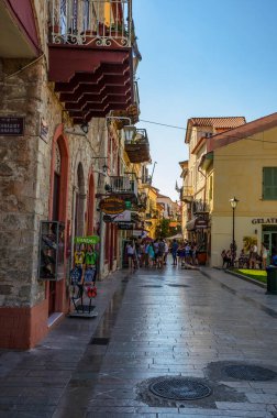 Nafplion 'un güzel dekore edilmiş sokaklarında geleneksel mimari binalar var. Nafplio şüphesiz Argolis, Moreloponnese, Yunanistan 'daki en huzurlu yerlerden biridir.