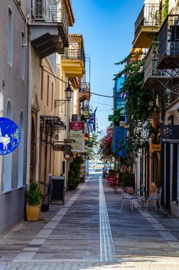 Nafplion 'un güzel dekore edilmiş sokaklarında geleneksel mimari binalar var. Nafplio şüphesiz Argolis, Moreloponnese, Yunanistan 'daki en huzurlu yerlerden biridir.