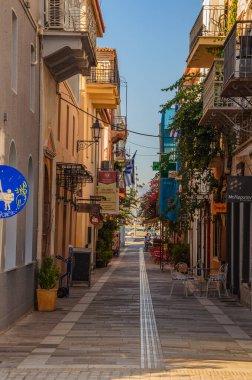 Nafplion 'un güzel dekore edilmiş sokaklarında geleneksel mimari binalar var. Nafplio şüphesiz Argolis, Moreloponnese, Yunanistan 'daki en huzurlu yerlerden biridir.