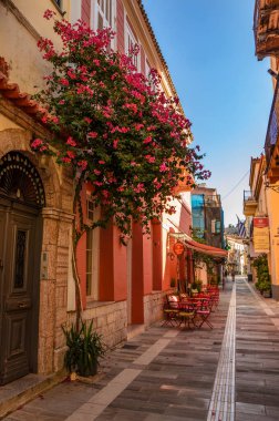 Nafplion 'un güzel dekore edilmiş sokaklarında geleneksel mimari binalar var. Nafplio şüphesiz Argolis, Moreloponnese, Yunanistan 'daki en huzurlu yerlerden biridir.