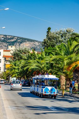 Nafplion 'un güzel dekore edilmiş sokaklarında geleneksel mimari binalar var. Nafplio şüphesiz Argolis, Moreloponnese, Yunanistan 'daki en huzurlu yerlerden biridir.
