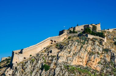 Palamidi 'nin ortaçağ Venedik kalesi, Acronafplia kalesi ve tarihi deniz kenti Nafplio, Argolida, Moreloponnese, Yunanistan' a tepeden bakan bir kale inşa etti.