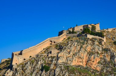 Palamidi 'nin ortaçağ Venedik kalesi, Acronafplia kalesi ve tarihi deniz kenti Nafplio, Argolida, Moreloponnese, Yunanistan' a tepeden bakan bir kale inşa etti.