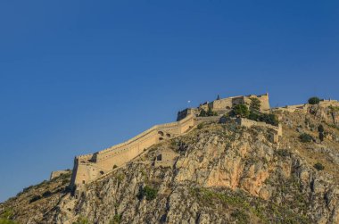 Palamidi 'nin ortaçağ Venedik kalesi, Acronafplia kalesi ve tarihi deniz kenti Nafplio, Argolida, Moreloponnese, Yunanistan' a tepeden bakan bir kale inşa etti.