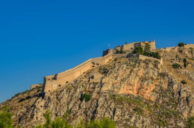 Palamidi 'nin ortaçağ Venedik kalesi, Acronafplia kalesi ve tarihi deniz kenti Nafplio, Argolida, Moreloponnese, Yunanistan' a tepeden bakan bir kale inşa etti.