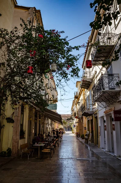 Nafplion 'un güzel dekore edilmiş sokaklarında geleneksel mimari binalar var. Nafplio şüphesiz Argolis, Moreloponnese, Yunanistan 'daki en huzurlu yerlerden biridir.