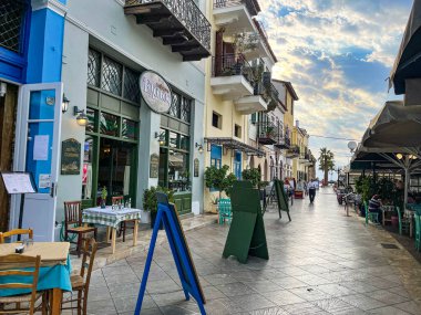 Nafplion 'un güzel dekore edilmiş sokaklarında geleneksel mimari binalar var. Nafplio şüphesiz Argolis, Moreloponnese, Yunanistan 'daki en huzurlu yerlerden biridir.