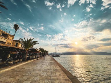 Nafplion 'un güzel dekore edilmiş sokaklarında geleneksel mimari binalar var. Nafplio şüphesiz Argolis, Moreloponnese, Yunanistan 'daki en huzurlu yerlerden biridir.