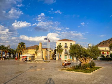Nafplion 'un güzel dekore edilmiş sokaklarında geleneksel mimari binalar var. Nafplio şüphesiz Argolis, Moreloponnese, Yunanistan 'daki en huzurlu yerlerden biridir.