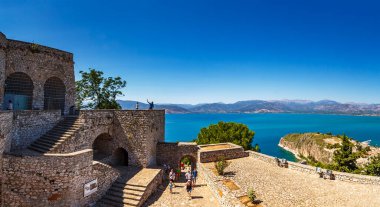Palamidi 'nin ortaçağ Venedik kalesi, Acronafplia kalesi ve tarihi deniz kenti Nafplio, Argolida, Moreloponnese, Yunanistan' a tepeden bakan bir kale inşa etti.