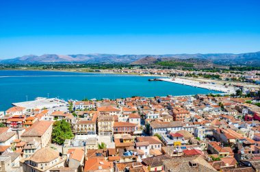 Nauplio kasabasının panoramik manzarası ve tarihi Saat Kulesi tepesinden Bourtzi. Argolis - Yunanistan.
