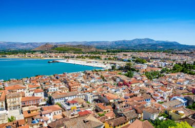Nauplio kasabasının panoramik manzarası ve tarihi Saat Kulesi tepesinden Bourtzi. Argolis - Yunanistan.