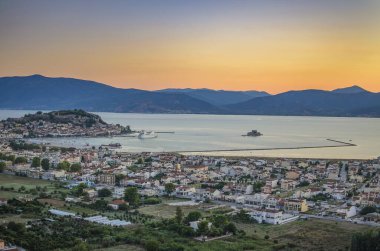 Nafplio kasabası manzarası ve Helias veya İlyas Tepesi 'nden liman manzarası. Argolis, Moreloponnese, Yunanistan.