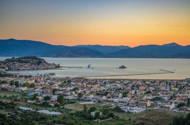 Nafplio kasabası manzarası ve Helias veya İlyas Tepesi 'nden liman manzarası. Argolis, Moreloponnese, Yunanistan.