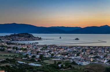 Nafplio kasabası manzarası ve Helias veya İlyas Tepesi 'nden liman manzarası. Argolis, Moreloponnese, Yunanistan.