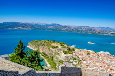 Palamidi Kalesi, Argolida, Moreloponnese, Yunanistan 'dan Nauplio şehrinin havadan panoramik görüntüsü