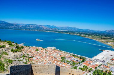 Palamidi Kalesi, Argolida, Moreloponnese, Yunanistan 'dan Nauplio şehrinin havadan panoramik görüntüsü