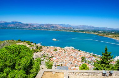 Palamidi Kalesi, Argolida, Moreloponnese, Yunanistan 'dan Nauplio şehrinin havadan panoramik görüntüsü