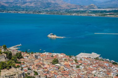 Palamidi Kalesi, Argolida, Moreloponnese, Yunanistan 'dan Nauplio şehrinin havadan panoramik görüntüsü