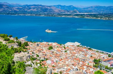 Palamidi Kalesi, Argolida, Moreloponnese, Yunanistan 'dan Nauplio şehrinin havadan panoramik görüntüsü