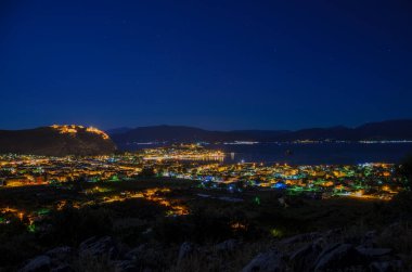 Nafplio kasabası manzarası ve Helias veya İlyas Tepesi 'nden liman manzarası. Argolis, Moreloponnese, Yunanistan.