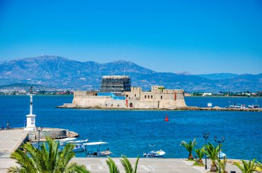 Yunanistan 'ın Mora eyaletinin Argolis kentindeki Nafplio sahil kentinde bulunan limanın girişindeki Venedik su kalesi ünlü Bourtzi..