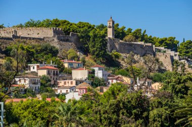 Yunanistan 'ın Nafplio şehrinin tarihi eski saat kulesi, Argolis.