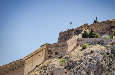 Palamidi 'nin ortaçağ Venedik kalesi, Acronafplia kalesi ve tarihi deniz kenti Nafplio, Argolida, Moreloponnese, Yunanistan' a tepeden bakan bir kale inşa etti.