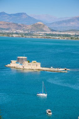 Yunanistan 'ın Mora eyaletinin Argolis kentindeki Nafplio sahil kentinde bulunan limanın girişindeki Venedik su kalesi ünlü Bourtzi..