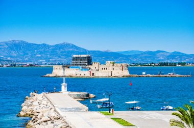 Yunanistan 'ın Mora eyaletinin Argolis kentindeki Nafplio sahil kentinde bulunan limanın girişindeki Venedik su kalesi ünlü Bourtzi..