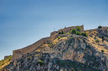 Palamidi 'nin ortaçağ Venedik kalesi, Acronafplia kalesi ve tarihi deniz kenti Nafplio, Argolida, Moreloponnese, Yunanistan' a tepeden bakan bir kale inşa etti.
