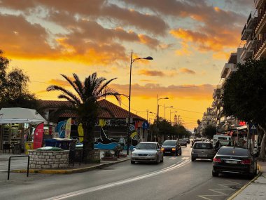 KALAMATA - GREECE, JANUARY 2022: Günbatımında şehrin ana limanı yakınlarındaki Navarinou Riviera 'daki Kalamata kıyı kasabasının kentsel manzarası. Yunanistan 'da Messinia