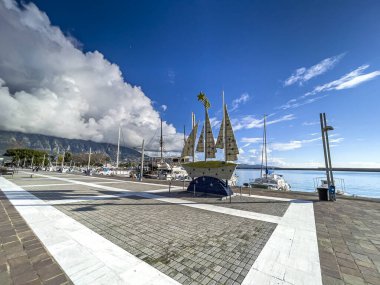 Noel 'de Kalamata, şehir, Messinia, Yunanistan' da süslü bir yelkenlinin ikonik manzarası