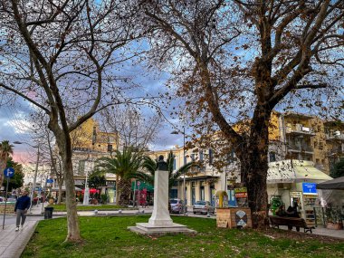 KALAMATA, GREECE - HAZİRAN 2022: Kalamata şehir merkezinin şehir manzarası, Messenia, Yunanistan