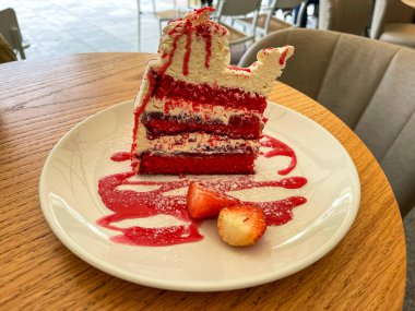 Lezzetli çilekli chesecake, gerçek bir tatlı ve beyaz bir tabakta çok güzel sunuluyor.