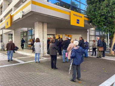 KALAMATA, GREECE - Vatandaşlar Corona virüs döneminde Kalamata şehrinin merkezindeki Pire Meydanı 'nda otomatik vezne (ATM) kullanmak için sıraya girdiler.