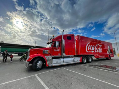KALAMATA, GREECE - Dünyaca ünlü Coca Cola Noel kamyonu, Yunanistan 'ın Kalamata şehrinde kamuoyuna açık.