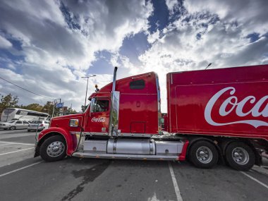 KALAMATA, GREECE - Dünyaca ünlü Coca Cola Noel kamyonu, Yunanistan 'ın Kalamata şehrinde kamuoyuna açık.