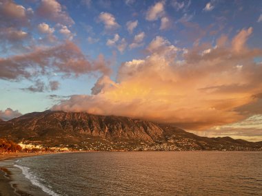 Gün batımında güzel renkleri olan Kalamata sahili manzarası. Kalamata, Messenia, Yunanistan