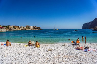 Gerolimenas kıyı köyünde eski limanda yüzen turistler ve ziyaretçiler. Mani yarımadasında, Laconia 'da, Yunanistan' da, Avrupa 'da küçük pitoresk bir balıkçı köyüdür.