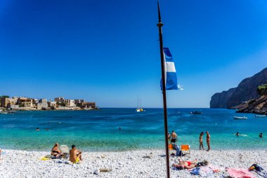 Gerolimenas kıyı köyünde eski limanda yüzen turistler ve ziyaretçiler. Mani yarımadasında, Laconia 'da, Yunanistan' da, Avrupa 'da küçük pitoresk bir balıkçı köyüdür.