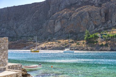 Gerolimenas kıyı köyünden ve eski limandan güzel bir manzara. Mani yarımadasında, Laconia 'da, Yunanistan' da, Avrupa 'da küçük pitoresk bir balıkçı köyüdür.