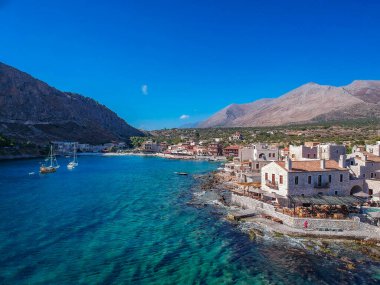 Geleneksel balıkçı köyü Gerolimenas ve eski limanın havadan manzarası. Kristal suyu ve Yunanistan 'ın Laconia kentindeki küçük doğal limanı ile Mani' nin en pitoresk yerleşim yerlerinden biri.
