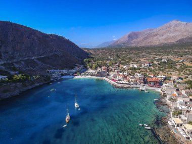 Geleneksel balıkçı köyü Gerolimenas ve eski limanın havadan manzarası. Kristal suyu ve Yunanistan 'ın Laconia kentindeki küçük doğal limanı ile Mani' nin en pitoresk yerleşim yerlerinden biri.
